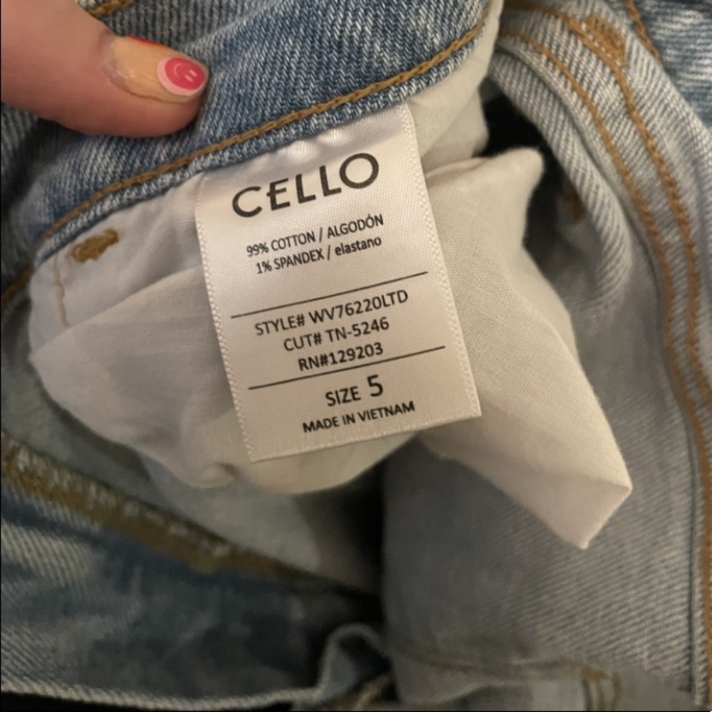 A5 - 258 NWOT Cello High rise distressed mom jeans size 5 - Picture 11 of 15